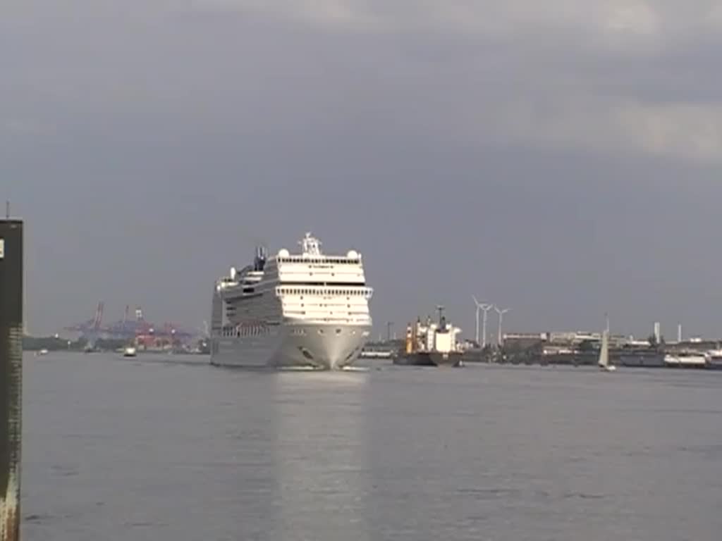 Eine Lady in weiß die MSC Magnifica IMO-Nummer:9387085 Flagge:Panama Länge:294.0m Breite:32.0m Baujahr:2010 Bauwerft:STX,Saint-Nazaire Frankreich verlässt am 22.05.14 Hamburg und passiert dabei den Ponton Op'n Bulln Blankenese und grüßt die Leute am Ufer mit ihrem Horn.  

