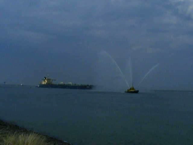 Feierlicher Empfang fr die Australis,329m lang 60m breit,21m Tiefgang voll beladen,33000Ps,16kn.<sie luft zum ersten mal Oelhafen Europoort Rotterdam an.10.4.2009