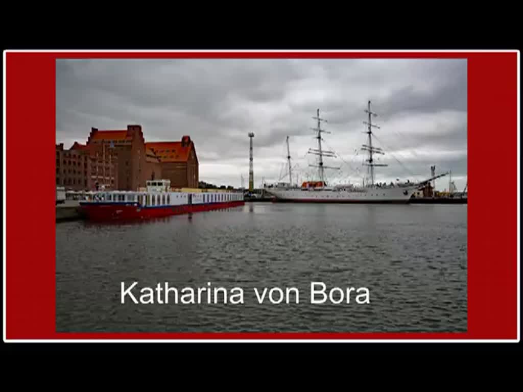 Flusskreuzfahrtschiff Katharina von Bora läuft in den Stralsunder Hafen ein und beginnt auf Höhe des Museumsschiffes Gorch Fock das Anlegemanöver. - 15.07.2016