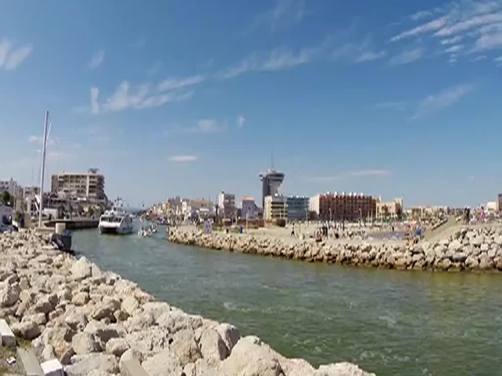 Frankreich, Languedoc-Roussillon, Hérault, Palavas-les-Flots, das FGS Acquarius II verlässt den Kanal des Lez in Richtung Mittelmeer. 21.08.2014