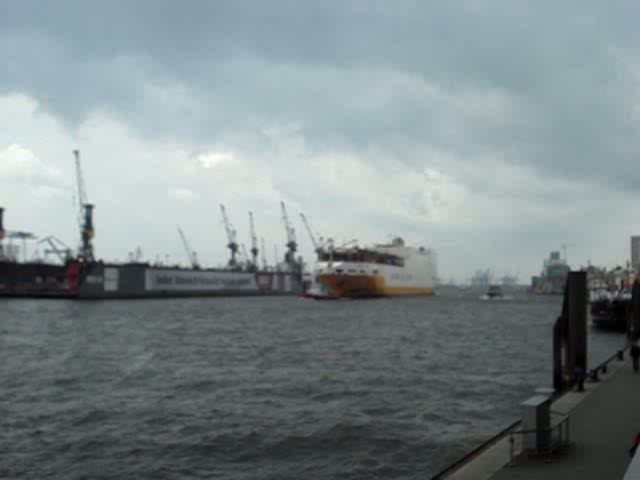 GRANDE AFRICA    IMO 9130949 am 18.8.2010 einlaufend Hamburg, aufgenommen von den Landungsbrcken.
Mitwirkende: GRANDE AFRICA / Kopfschlepper Kotug ?, Heckschlepper Kotug RT ROB / HADAG-Fhren OORTKATEN und NEUENFELDE.
