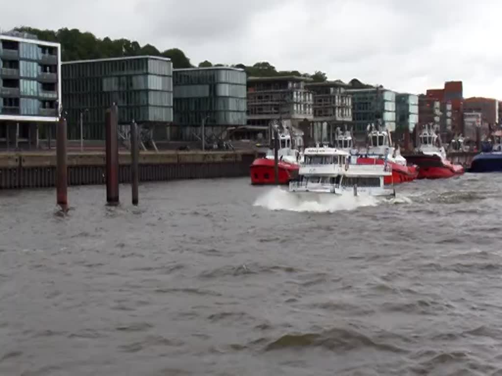 HAFENPERLE (ENI 04803470)am 22.6.2018 bei Starkwind und entsprechendem „Seegang“, Hamburg, Elbe Höhe Neumühlen / 

Ex-Namen: FÖRDE PRINCESS (2003-2015),  K. PRENS (1999-2003) /
Fahrgastschiff / Lüa 21 m, B 7 m, Tg 1,2 m / 2 Diesel, MAN, 660 kW (900 PS) / 140 Pass. / gebaut 1999 in der Türkei / Eigner: Elbe Erlebnistörns, Hamburg /

