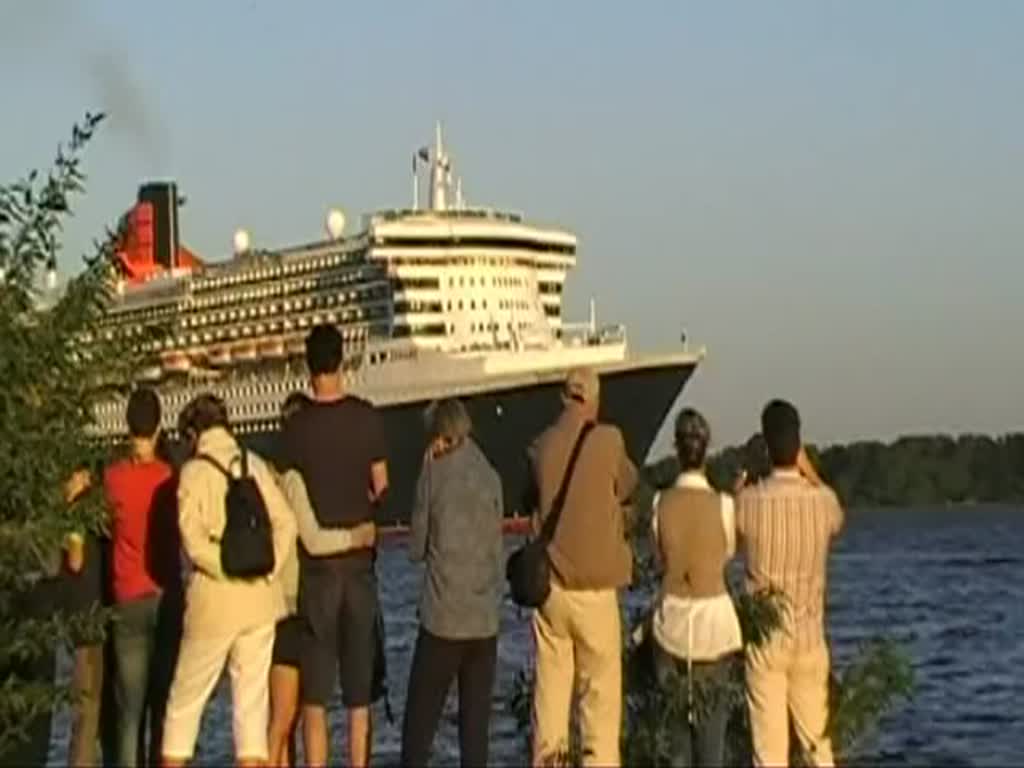 Hamburgs Königin die Queen Mary 2 IMO-Nummer:9241061 Flagge:Großbritannien Länge:345.0m Breite:41.0m Tonnage:151.400BRZ Geschwindigkeit:30Knoten Besatzung:1254 Passagiere:2592 Kabinenanzahl:1310 Baujahr:2003 Bauwerft:STX France,Nantes Saint-Nazaire Frankreich auslaufend aus Hamburg am 08.05.11 aufgenommen vom Willkommen Höft Schulau Wedel.