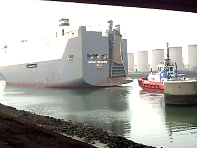 Hoegh Treasure,200m lang 32m breit ,wird in den Europahaven/Rotterdam/ geschleppt.Der Schlepper SD Stingray
5120 Ps ,mu die Treasure stark abbremsen.