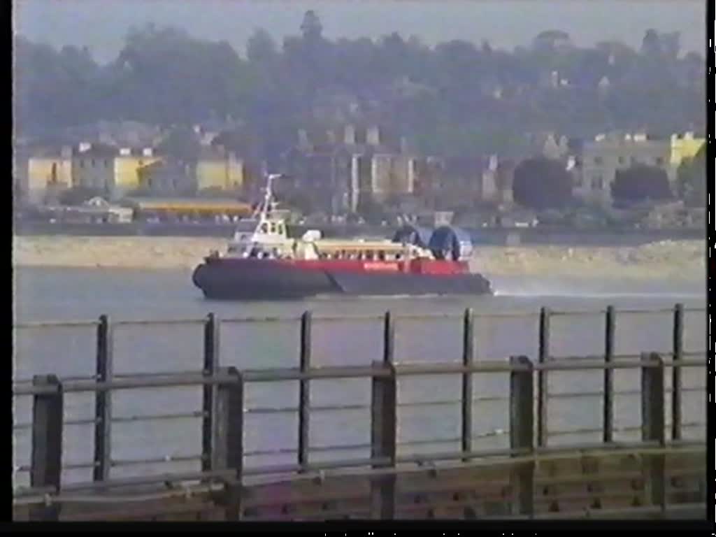 Hovercraft-Fhre zwischen der Isle of Wight und Portsmouth am 6. Mai 1990.