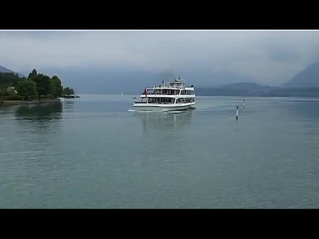 Im Rückwärtsgang fährt die  Stadt Thun  am 27.6.2013 in den Thuner Hafen.