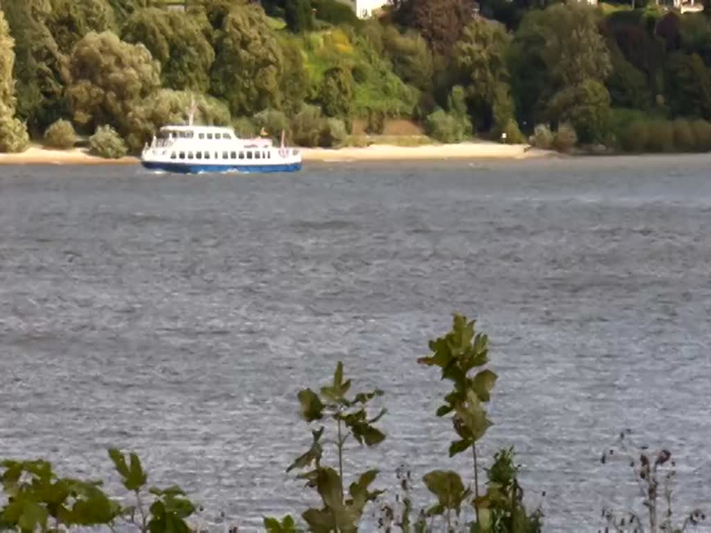 KLEINE FREIHEIT (ENI 05113790) am 15.9.2017, Hamburg, Elbe Höhe Övelgönne, auf der Rückfahrt nach Blankenese /
weitere Namen: SCHULAU, 1992-2000 – SEEBAD JULIUSRUH, 2000-2017, Reederei Kipp, Breege, Rügen -  KLEINE FREIHEIT, FRS Helgoline /
Binnenfahrgastschiff / Lüa 29,6 m. B 6,3 m, Tg 1,8 m / 1 Diesel, 325 kW (442 PS) / 240 Fahrgäste / gebaut 1992 bei Menzer, HH-Bergedorf /  2017: Einsatz täglich mehrmals Landungsbrücken – Blankenese / 
