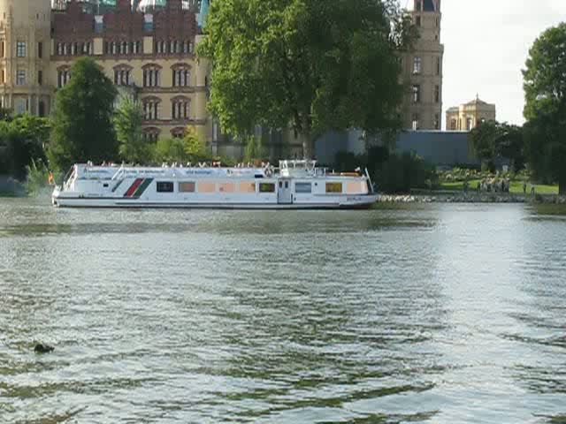 MS  BERLIN  kehrt von seiner Ausflugsfahrt zur Anlegestelle der  Weien Flotte  zurck, BUGA 2009 Schwerin 16.09.2009