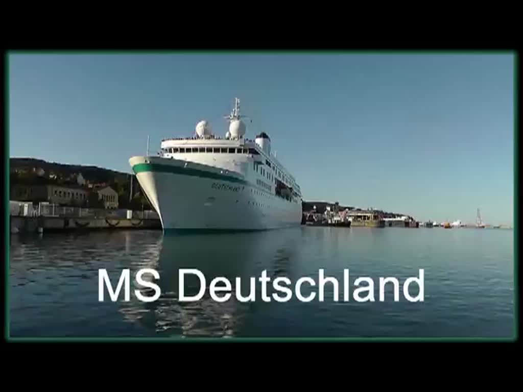 MS DEUTSCHLAND verlässt den Sassnitzer Hafen. Beifang ist ein kleines Wasserballett, vorgeführt von Lotsenboot und Schlepper FAIRPLAY 2. - 09.07.2017