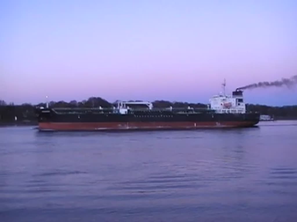 Ordentlich Qualmen tut der aus Hamburg auslaufende Tanker Ocean Spirit IMO-Nummer:9235701 Flagge:Marshallinseln Länge:176.0m Breite:31.0m Baujahr:2003 Bauwerft:Shinasb Yard,Tongyoung Südkorea aufgenommen am 24.11.13 am Rüschpark Finkenwerder.