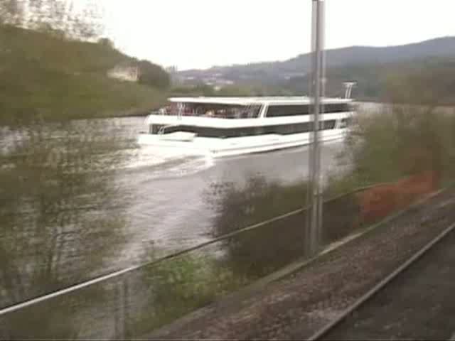 Parallelfahrt vom MS  Princesse Marie Astrid  und der Dampflok CFL 5519 in der Nhe von Apach (F) am 17.10.2004.