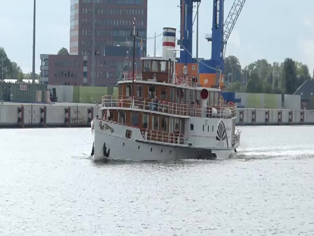 Raddampfer  FREYA  hatt vor kurzem die Anlegestelle in Rendsburg verlassen und macht sich auf dem Weg nach Kiel. 
Schiffsdaten:  Bj 1905; L 51,60m; B 11,50m; Geschw. 8,5 kn; kann 250 Personen befördern; Euro Nr 0480033; Aufgenommen am 18.09.2013.