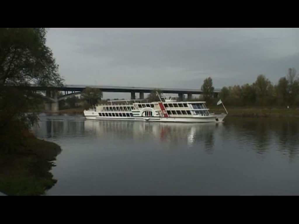 Schsische Schweiz 2008 - Zwischen Pirna und Heidenau begegnet uns am 19.10.2008 das Motorschiff  Grfin Cosel  welches elbaufwrts nach Bad Schandau unterwegs ist.