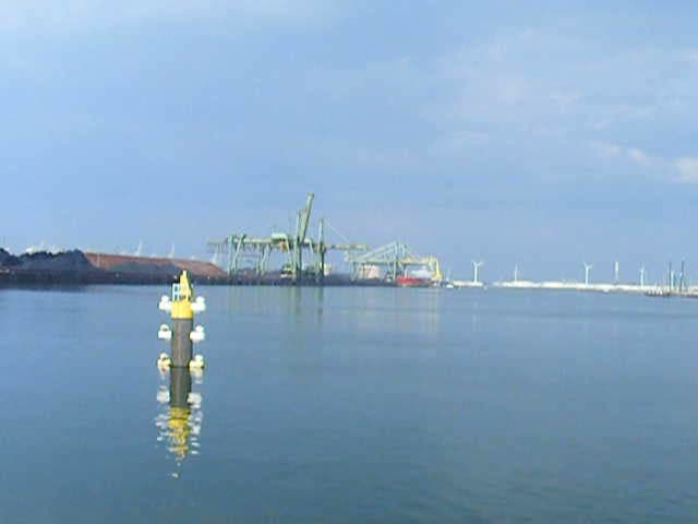 SKS TORRENS,liegend Kohlehaven  Europoort,Rotterdam beim                                                                     Lschen der Ladung.242m lang,42m breit ,14,8m Tiefgang.10.4.2009