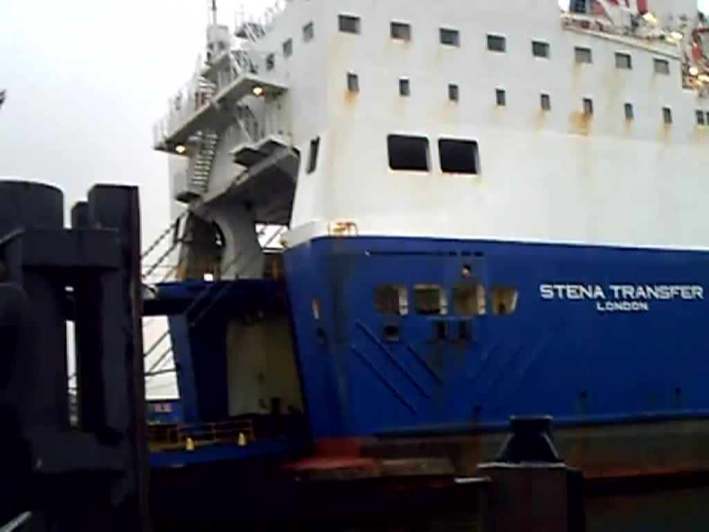 Stena Transfer,beim Be und Enladen von LKWs im Beneluxhafen Europoort Rotterdam.Sie ist 183m lang und 24m breit.o8 2007