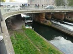 Am 28.10.2011 verlsst das Panoramaschiff  la Belle Strasbourgoise  die Schleuse am Quai Trckheim und fhrt ber den ILL durch die Innenstadt von Strasbourg dem Europaparlament entgegen.