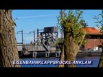 Die Eisenbahnklappbrücke-Anklam wird für einen polnischen Schubverband geöffnet, der im Hafen anlegt.