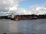 SVENDBORG STRAIT (IMO 9454230) am 15.9.2017, Hamburg einlaufend, Höhe Övelgönne, zusammen mit LOTSE 4 nach dem Lotsentausch auf dem Weg zum Lotsenhöft /    Containerschiff / BRZ
