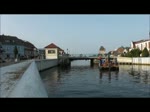 Im Yachthafen Ueckermünde warten um 18.00 Uhr ein Floß und ein Motorboot auf die Öffnung der Klappbrücke. - 30.06.2012