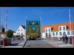 Zur vollen Stunde wird  die Malchower Drehbrücke geöffnet, darauf warten auf beiden Seiten des Stadthafens Sportboote  (hier nur stellvertretend mit einem dargestellt)  und ein