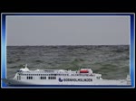 Seit September ist die Fähre Hammershus (IMO 9812107) zwischen Bornholm und Sassnitz im Einsatz und im Video auch zusehen wie ein kleines Fischerboot die Wellen wuppt. - 04.11.2018