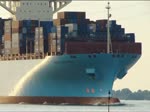  Maersk Edinburgh  Kurs Hamburg. 140.000 BRT. 366.00 m lang.
Das Doppelhüllenschiff   Maersk Edinburgh   zählt (2010) zu den größten Containerschiffen weltweit. Das Deckshaus, anders als bei der Mehrzahl der herkömmlichen Containerschiffen, ist weit vorne angeordnet, was einen verbesserten Sichtstrahl und somit eine höhere vordere Decksbeladung ermöglicht.