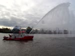 BRANDDIREKTOR WESTPHAL (ENI 04812840) Taufe am 26.11.2018, Demonstration der Wurfweite /  Feuerlöschboot / Klasse LB 40 / Lüa 43,5 m, B 9,8  m, Tg 2,85 m / 2 Antriebs-Diesel, Caterpillar C