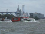 Das Fhrschiff  Neuenfelde  auf der vom Sturm aufgewhlten Elbe im Hamburger Hafen. 27.06.07.