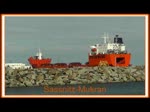 Die SWAN des Spezialunternehmens DOCKWISE wird im Hafen von Mukran zum Auslaufen in Position gebracht und fährt anschliessend auf die Ostsee hinaus. - 17.08.2016 - Video teilweise im Zeitraffer.