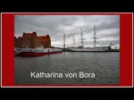 Flusskreuzfahrtschiff Katharina von Bora läuft in den Stralsunder Hafen ein und beginnt auf Höhe des Museumsschiffes Gorch Fock das Anlegemanöver.