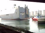 Hoegh Treasure,200m lang 32m breit ,wird in den Europahaven/Rotterdam/ geschleppt.Der Schlepper SD Stingray
5120 Ps ,mu die Treasure stark abbremsen.