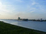 jens Maersk,198m lang,31m breit 23kn max.einlaufend                                                             Nieuwe Waterweg Europoort Rotterdam-Containerhafen.2.5.2009