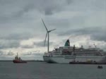 Das Kreuzfahrtschiff Amadea verlässt den Hafen von Kemi. Hier wird es vom Schlepper rausgezogen und mit Hilfe eines zweiten Schleppers gedreht um weiter nach Helsinki zu steuern. Es hat eine Länge von 193 m, eine Breite von 25 m, kann bis zu 600 Passagiere und 250 Mann Besatzung aufnehmen. In Dienst gestellt 1991 und ab 2006 für Phoenix-Reisen unterwegs. Beobachtet am 20.06.2012.