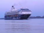 Die Mein Schiff 1 IMO-Nummer:9106297 Flagge:Malta Länge:262.0m Breite:32.0m Baujahr:1996 Bauwerft:Meyer Werft,Papenburg Deutschland passiert beim auslaufen aus Hamburg am 05.05.13 das Willkommen