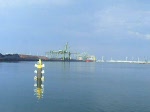 SKS TORRENS,liegend Kohlehaven  Europoort,Rotterdam beim                                                                     Löschen der Ladung.242m lang,42m breit ,14,8m Tiefgang.10.4.2009