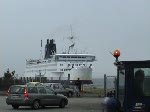 Einlaufen der MS  Kronprins Frederik  in den Fhrhafen Gedser. Das ffnen der Bugklappe sieht aus wie das ffnen des Mauls von einem Hai. (gefimt vom Fhrhafen; ffentliches Gelnde)