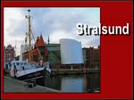 Segler fahren durch die geöffnete Ziegelgrabenbrücke und kreuzen vor Stralsund, zusehen ist auch die BP 62 Küstenwache (Uckermark) und die  Hertha Jeep  der DGzRS.