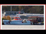 Um auf den Seenotrettungskreutzer HARO KOEBKE zu gelangen muss die Fangeinrichtung des Tochterboots NOTARIUS einrasten, was beim ersten Mal offensichtlich nicht gelang. - Sassnitz den 22.10.2017
