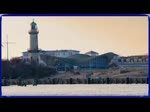 Fähren der Scandlines, TT-Line und Stena Line, von der Ost-& Westmole in Warnemünde gesehen, die von der grazilen Bronzeskulptur  Esperanza  begrüßt und verabschiedet werden.