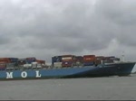 Die in Hamburg einlaufende MOL Performance IMO-Nummer:9250971 Flagge:Panama Lnge:294.0m Breite:40.0m Baujahr:2002 Bauwerft:IHI,Tokio Japan Baupreis:70Mio$ Stellpltze fr 6200 TEU passiert den