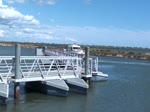 Frankreich, Languedoc-Roussillon, Hrault, Villeneuve-ls-Maguelone. Die bewegliche Fussgnger- und Radfahrerbrcke des Pilou ber den Canal du Rhne  Ste erlaubt es von Villeneuve-ls-Maguelone auf die Halbinsel Maguelone und auf den Strand des Pilou zu gelangen. Der mittlere, bewegliche Teil der Brcke erlaubt es den Schiffen vorbeizufahren. 08.08.2013