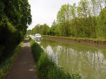 Frankreich, zwischen Sarralbe (Lothringen) und Herbitzheim (Elsass) am Canal de la Sarre. Ein Motorboot unterwegs nach Norden. Aufgenommen vom Radweg aus im Elsass am 11.05.2015  