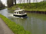 Das  Navig'France  Motorboot auf dem Canal de la Sarre nähert sich der Schleuse 2 am 22.04.2016