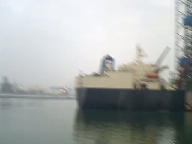 Transporter,ein Havy Lift Vessel,216m lang 45m breit,beim absetzen der Borinsel,Noble Hans Deul,zum weitertransport in die Werft nach Rotterdam.1.1.09