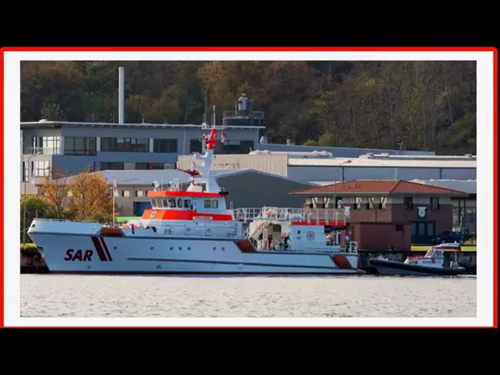 Um auf den Seenotrettungskreutzer HARO KOEBKE zu gelangen muss die Fangeinrichtung des Tochterboots NOTARIUS einrasten, was beim ersten Mal offensichtlich nicht gelang. - Sassnitz den 22.10.2017
