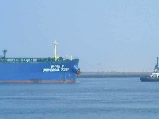 Universal Queen,Einlaufend Oelhafen Europoort Rotterdam.333m lang,60m breit, voll 22,5m Tiefgang,15,6Kn bei 38305 PS.1.5.2009