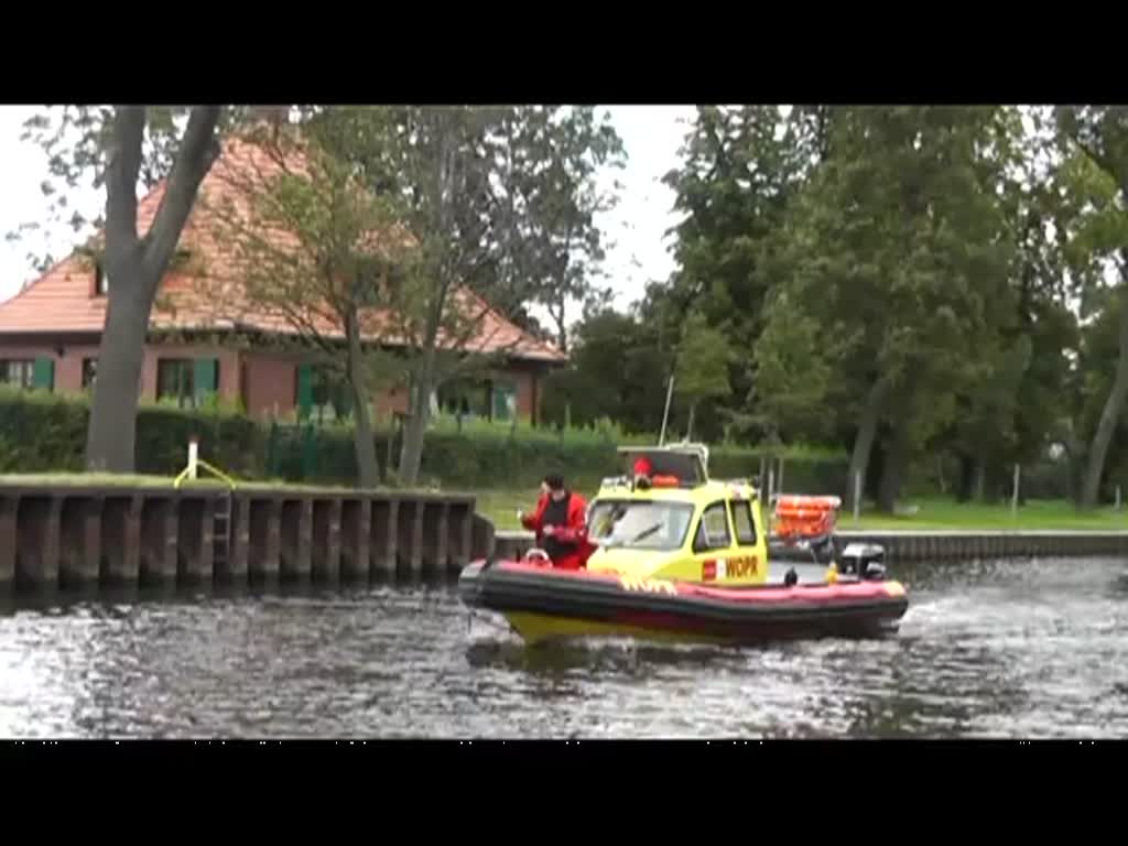 WOPR (Freiwilliger Wasserrettungsdienst aus Polen) fhrt an der Seenotretter Station in Ueckermnde vorbei bis in den Stadthafen und wieder zurck. Zur gleichen Zeit ist die Ola am Haltepunkt Ueckermnde-Stadthafen bei der Ein-& Ausfahrt zusehen. 07.09.2012