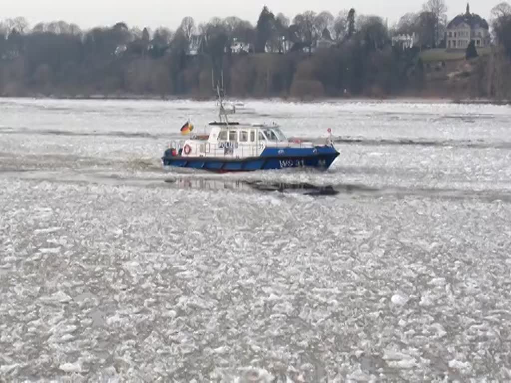 WS 31 (ENI 04810150) (H 3431) am 6.3.2018. Hamburg, im Treibeis auf der Elbe Höhe Bubendeyufer /
Schweres Hafenstreifenboot der Wasserschutzpolizei Hamburg / Lüa 17,65 m, B 4,9 m, Tg 1,61 m / 1 Diesel, MAN, 420 kW (571 PS) / gebaut 2002 bei Barthel Werft, Derben, Sachsen Anhalt /
