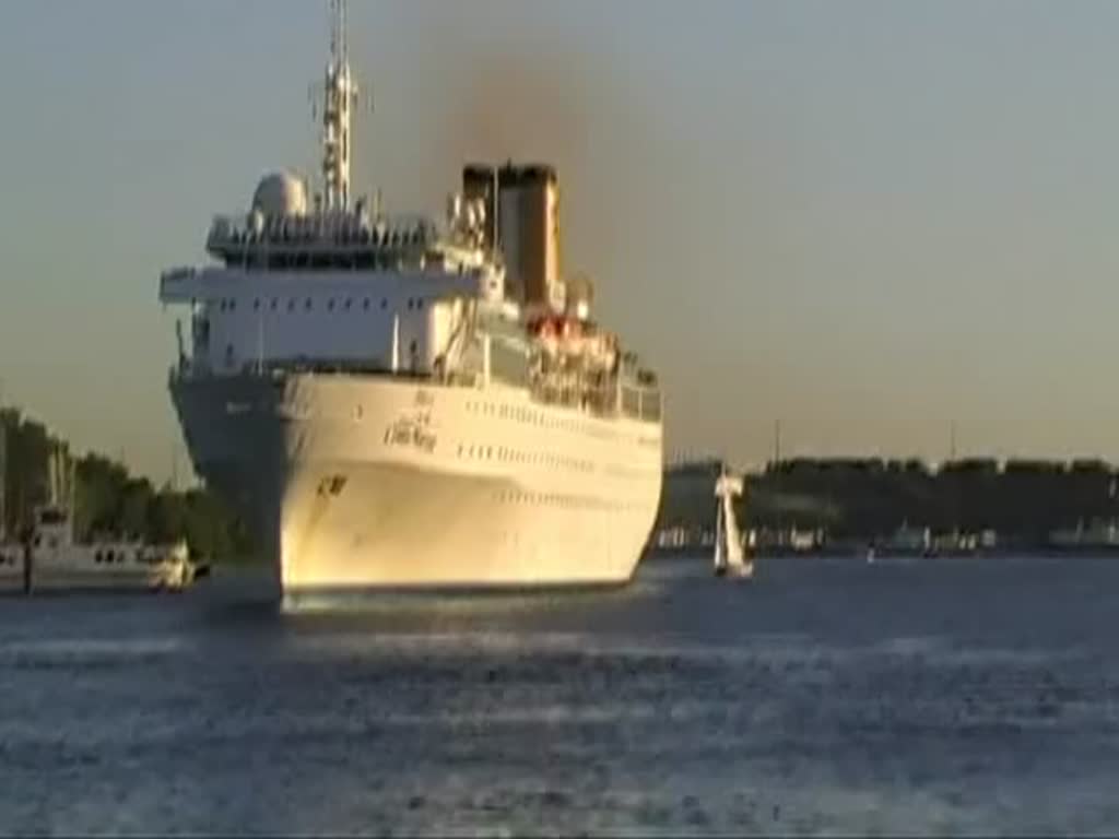 Zur italienischen Nationalhymne läuft die Costa Marina IMO-Nummer:6910544 Flagge:Italien Länge:176.0m Breite:29.0m Baujahr:1969 Bauwerft:STX Finnland,Rauma Finnland aus Travemünde aus aufgenommen am 04.06.11