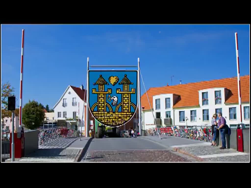 Zur vollen Stunde wird  die Malchower Drehbrücke geöffnet, darauf warten auf beiden Seiten des Stadthafens Sportboote  (hier nur stellvertretend mit einem dargestellt)  und ein Fahrgastschiff. - 15.09.2014
